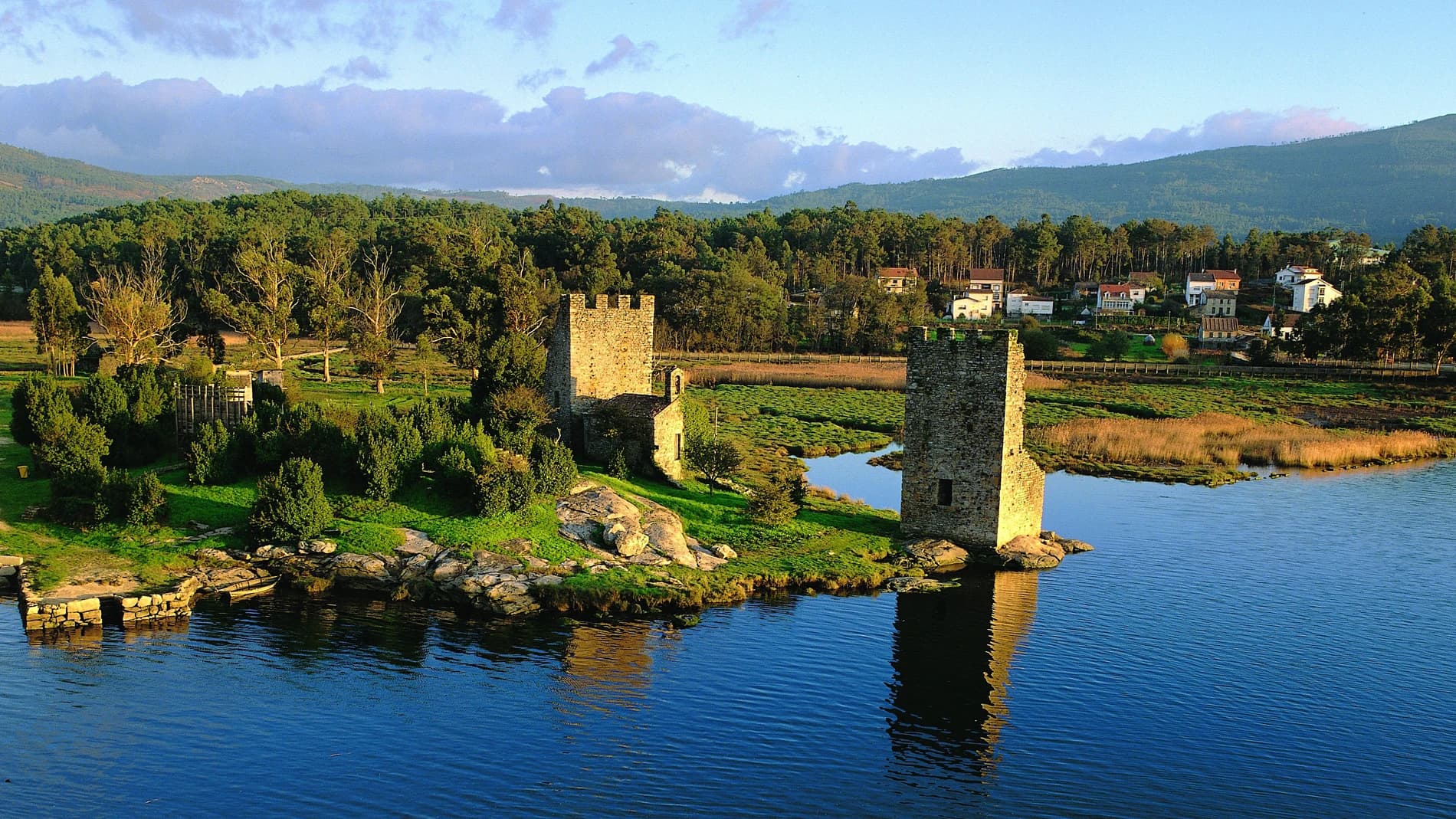 Torres del Oeste · río Ulla, Catoira